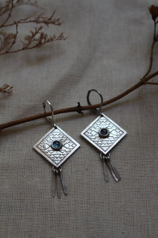 Akapana, boucles d’oreilles cerf-volant en argent et zircon bleu