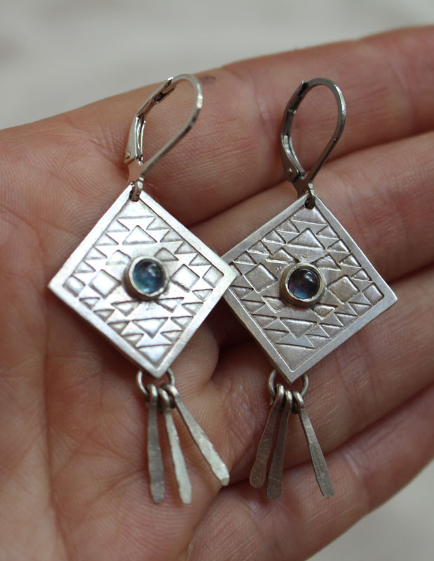 Akapana, boucles d’oreilles cerf-volant en argent et zircon bleu