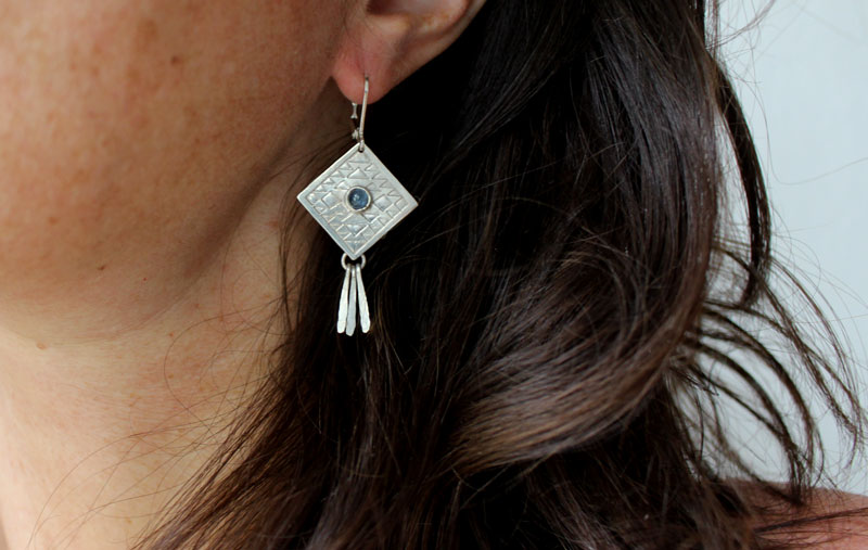 Akapana, boucles d’oreilles cerf-volant en argent et zircon bleu