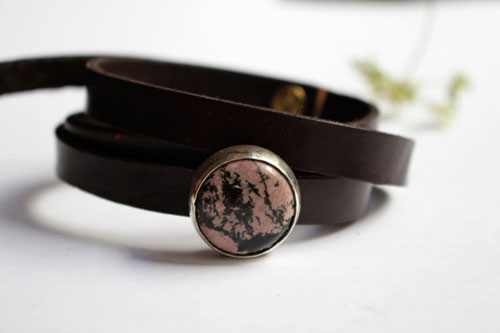 Almut, bracelet noblesse en argent, laiton, cuir et rhodonite