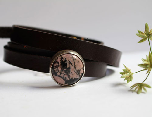 Almut, bracelet noblesse en argent, laiton, cuir et rhodonite