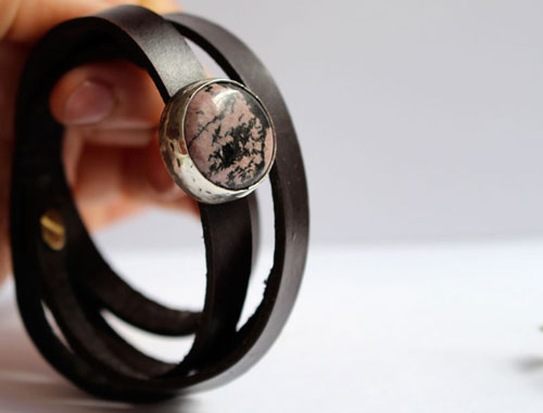 Almut, bracelet noblesse en argent, laiton, cuir et rhodonite