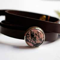 Almut, bracelet noblesse en argent, laiton, cuir et rhodonite