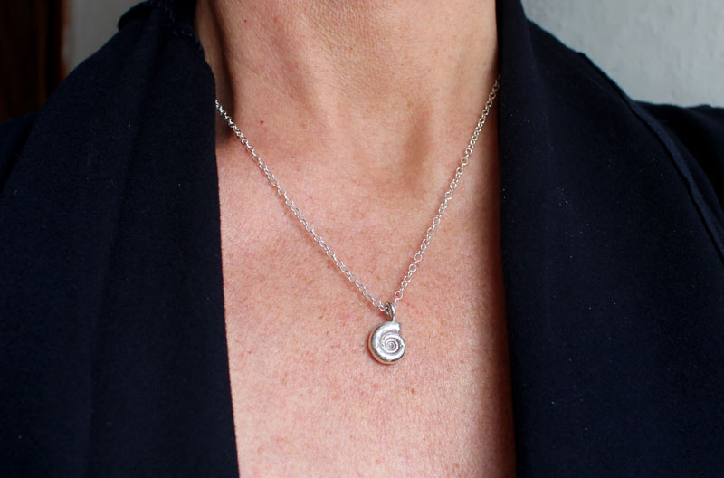 Ammonite eoderoceras, collier fossile jurassique en argent
