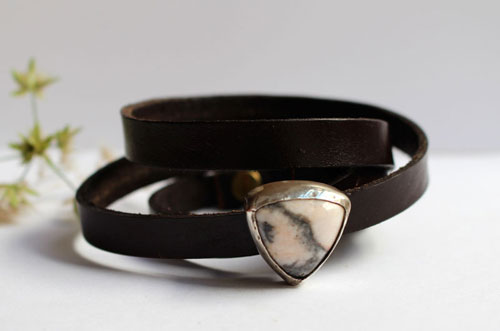 Ansfried, bracelet paix et victoire en argent, laiton, cuir et rhodonite