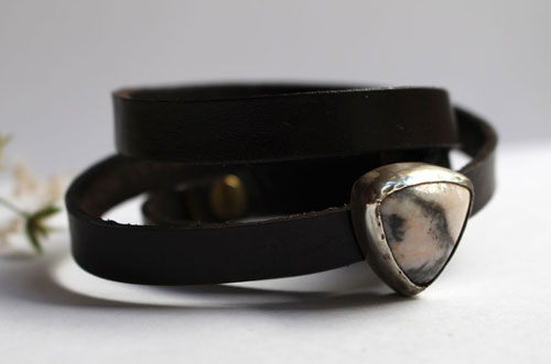 Ansfried, bracelet paix et victoire en argent, laiton, cuir et rhodonite