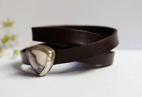 Ansfried, bracelet paix et victoire en argent, laiton, cuir et rhodonite