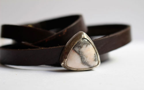Ansfried, bracelet paix et victoire en argent, laiton, cuir et rhodonite