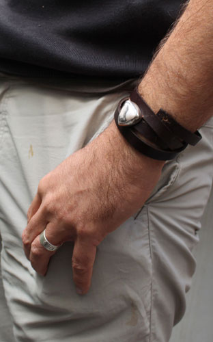 Ansfried, bracelet paix et victoire en argent, laiton, cuir et rhodonite