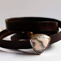 Ansfried, bracelet paix et victoire en argent, laiton, cuir et rhodonite