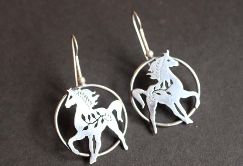 Arion, boucles d’oreilles cheval en argent