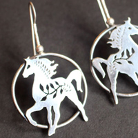 Arion, boucles d’oreilles cheval en argent