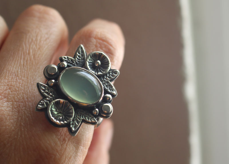 Arôme après la pluie, bague fleur en argent et calcédoine