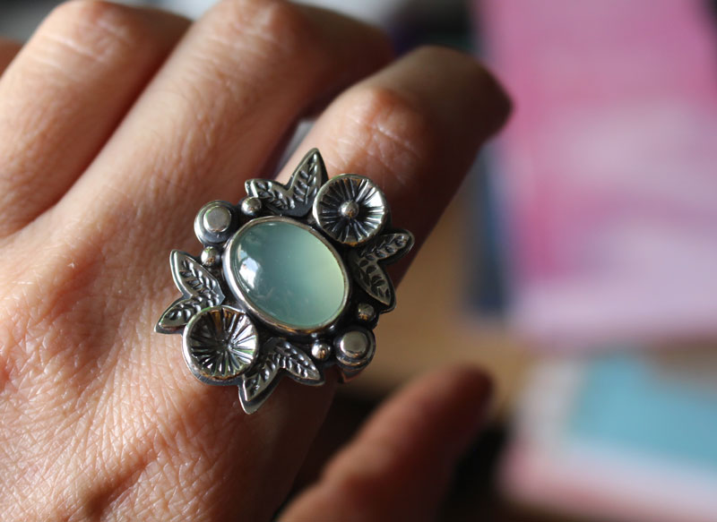 Arôme après la pluie, bague fleur en argent et calcédoine