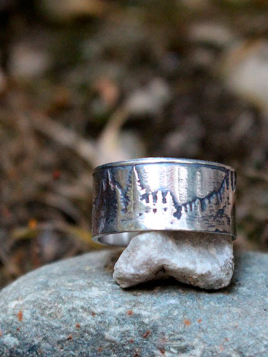 Au-delà des cimes, bague montagnes et forêt en argent