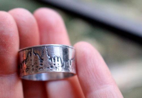 Au-delà des cimes, bague montagnes et forêt en argent