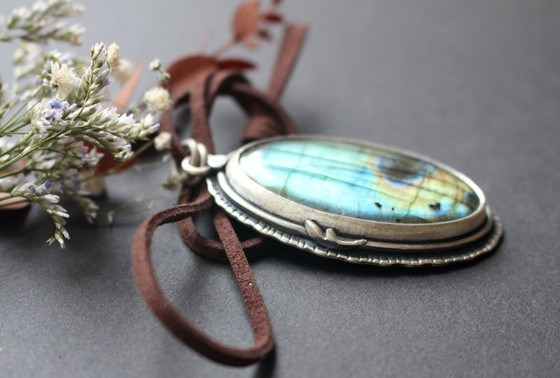 Au cœur de la forêt, pendentif esprit du corbeau en argent et labradorite