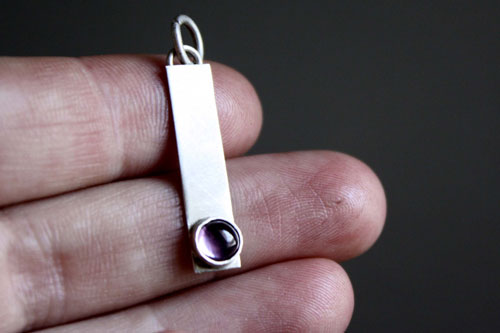 Ayatai, pendentif rectangle en argent et pierre de naissance (grenat, améthyste, aigue-marine, pierre de lune, onyx, alexandrite, rubis, péridot, saphir, opale, citrine, turquoise)