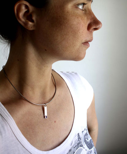 Ayatai, pendentif rectangle en argent et pierre de naissance (grenat, améthyste, aigue-marine, pierre de lune, onyx, alexandrite, rubis, péridot, saphir, opale, citrine, turquoise)