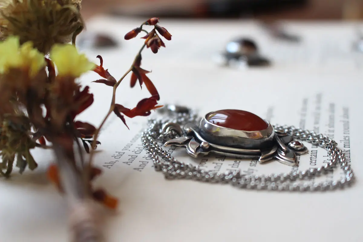Baies d’automne, pendentif fruits rouge en argent, cornaline et zircon