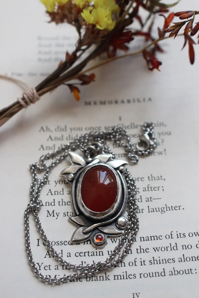 Baies d’automne, pendentif fruits rouge en argent, cornaline et zircon