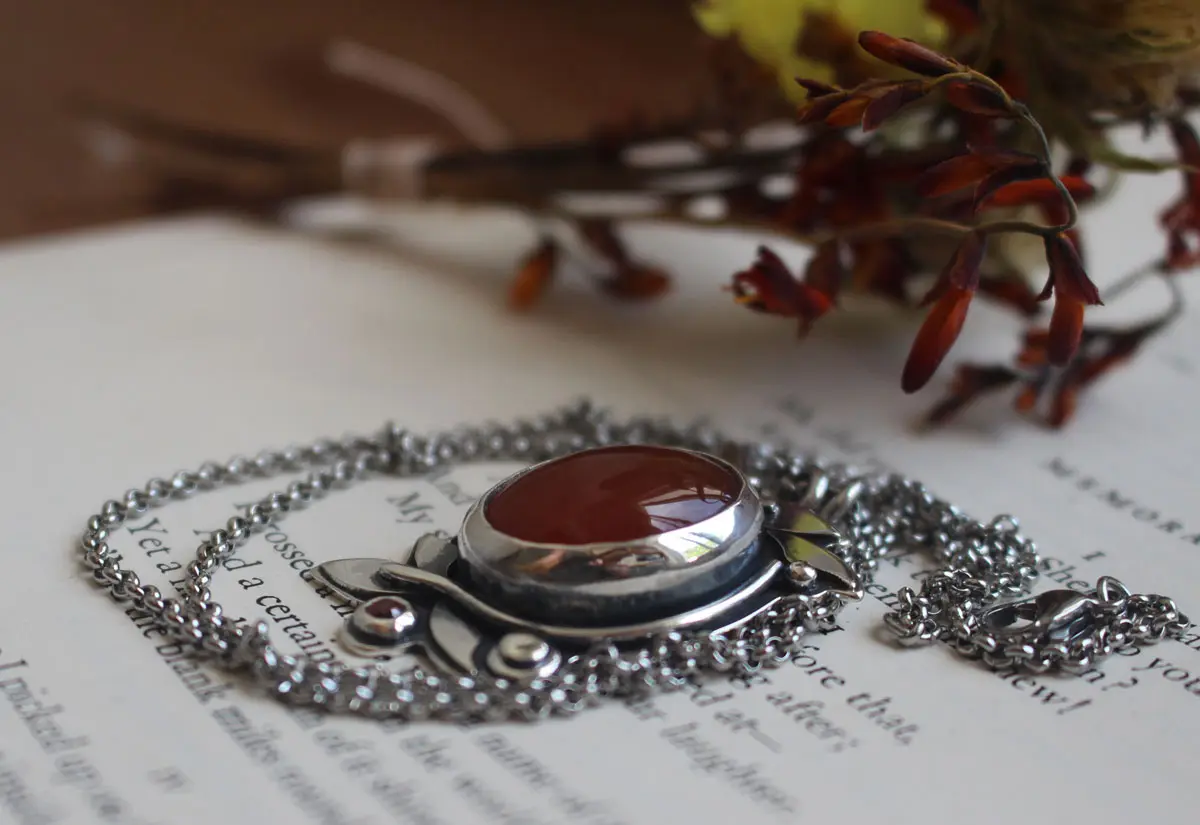 Baies d’automne, pendentif fruits rouge en argent, cornaline et zircon