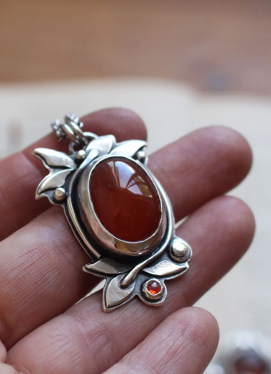 Baies d’automne, pendentif fruits rouge en argent, cornaline et zircon