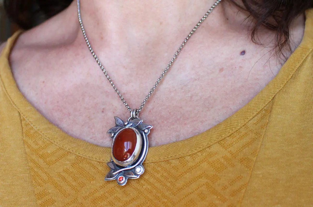 Baies d’automne, pendentif fruits rouge en argent, cornaline et zircon