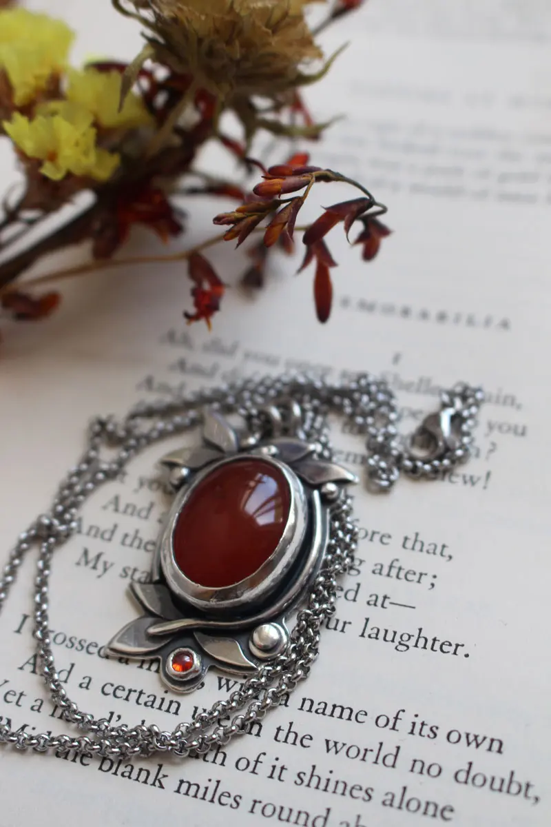 Baies d’automne, pendentif fruits rouge en argent, cornaline et zircon