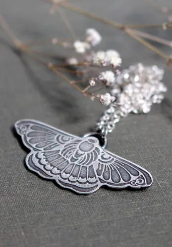 Ballet de nuit, collier papillon de nuit en argent