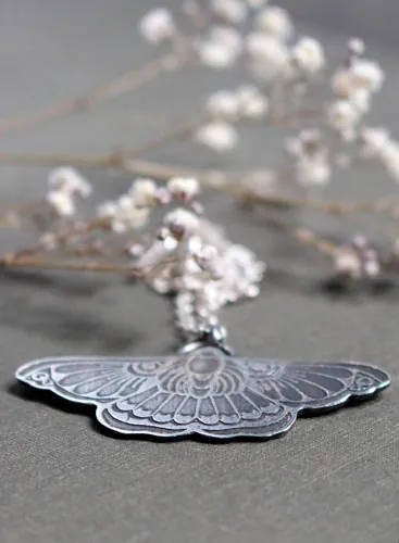 Ballet de nuit, collier papillon de nuit en argent