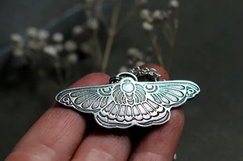 Ballet de nuit, collier papillon de nuit en argent