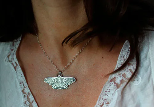Ballet de nuit, collier papillon de nuit en argent