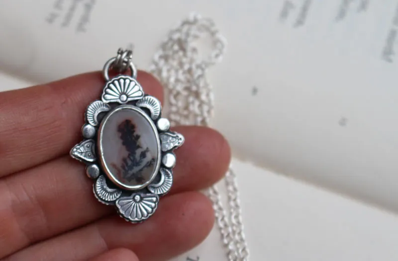 Be still my soul, collier fleur en argent et agate dendritique
