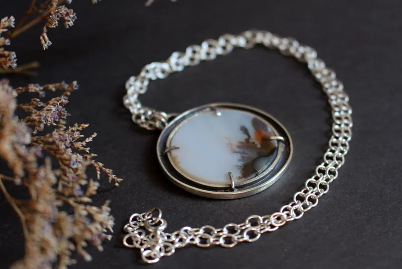 Bercé par le vent, collier paysage méditatif en argent et agate dendritique
