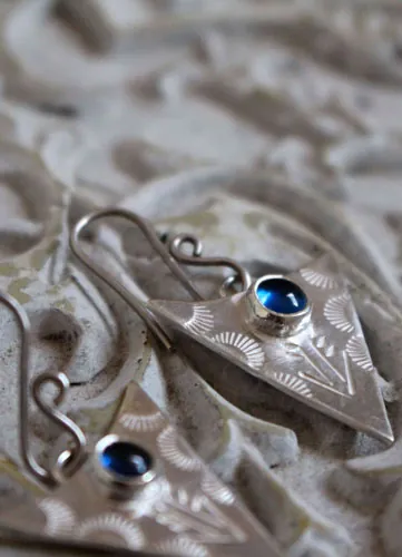 Bleu indien, boucles d’oreilles triangle tribal en argent et saphir bleu
