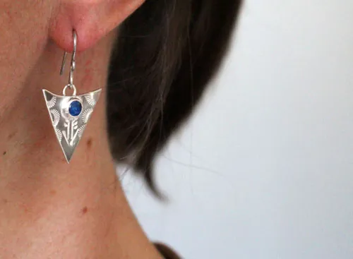 Bleu indien, boucles d’oreilles triangle tribal en argent et saphir bleu