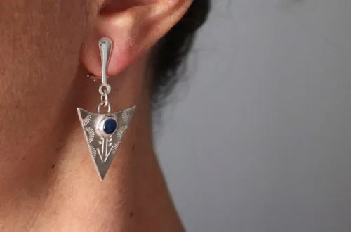 Bleu indien, boucles d’oreilles triangle tribal en argent et saphir bleu