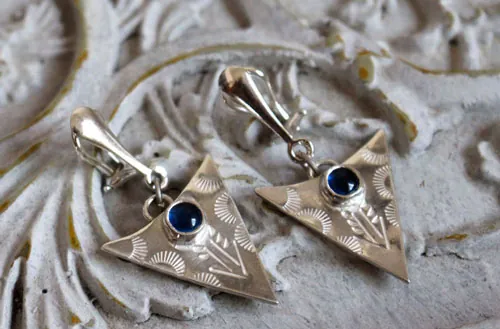 Bleu indien, boucles d’oreilles triangle tribal en argent et saphir bleu