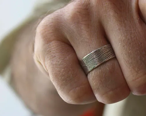 Bois, bague texture tronc d’arbre en argent