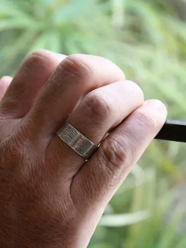 Bois, bague texture tronc d’arbre en argent