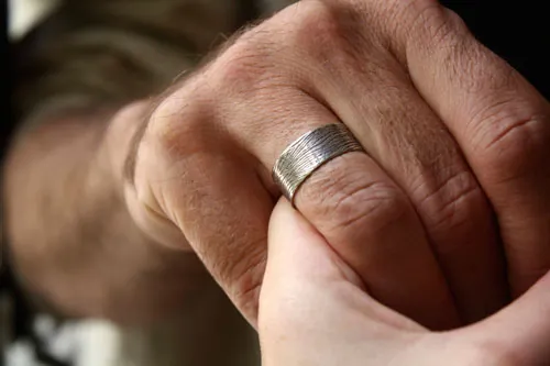 Bois, bague texture tronc d’arbre en argent