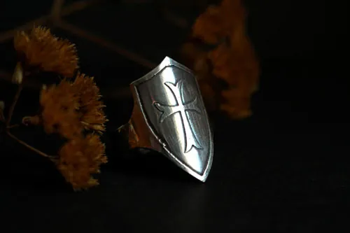 Bouclier, bague croix médiévale en argent