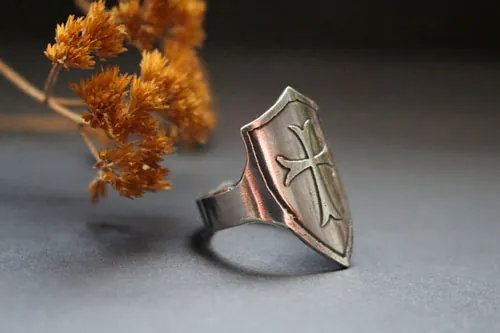 Bouclier, bague croix médiévale en argent