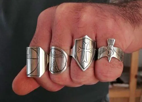 Bouclier, bague croix médiévale en argent