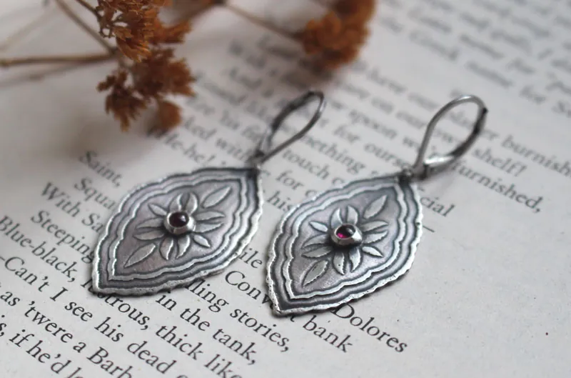 Bougainvilliers, boucles d’oreilles botanique baroque en argent et rubis
