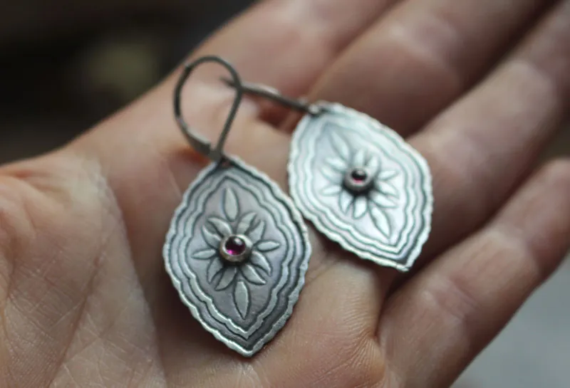 Bougainvilliers, boucles d’oreilles botanique baroque en argent et rubis