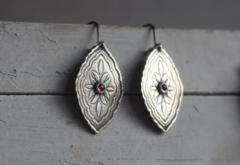 Bougainvilliers, boucles d’oreilles botanique baroque en argent et rubis