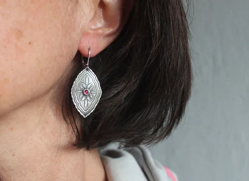 Bougainvilliers, boucles d’oreilles botanique baroque en argent et rubis