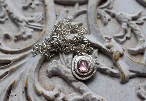 Bouton de rose, collier fleur en argent et saphir rose